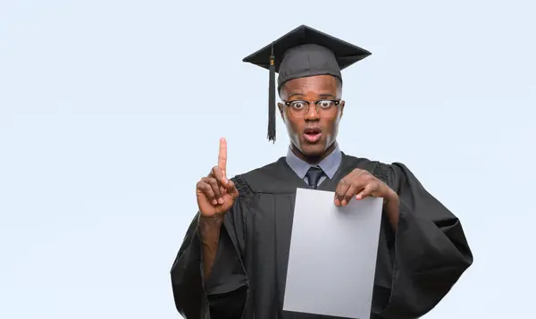Νέοι Αποφοίτησε Αφρικανική Αμερικανική Άνθρωπος Που Κατέχουν Πτυχίο Κενό Χαρτί — Φωτογραφία Αρχείου