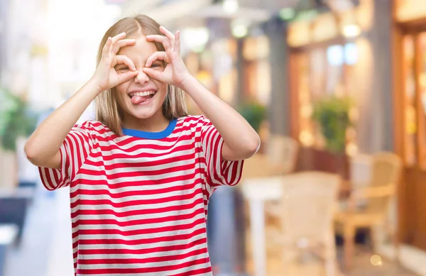 Joven Chica Hermosa Sobre Fondo Aislado Haciendo Buen Gesto Como —  Fotos de Stock