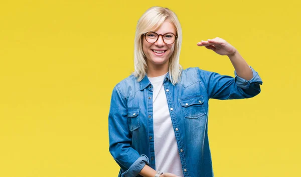 Joven Hermosa Mujer Rubia Con Gafas Sobre Fondo Aislado Gesto —  Fotos de Stock