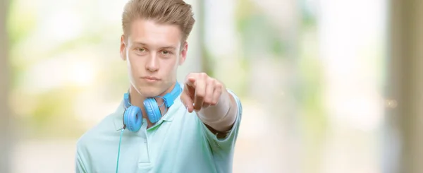 Junger Schöner Blonder Mann Mit Laptop Der Mit Dem Finger — Stockfoto