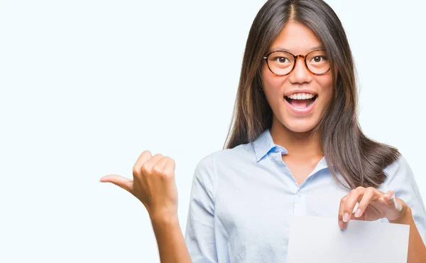 Joven Asiática Mujer Sobre Aislado Fondo Sosteniendo Blanco Papel Señalando —  Fotos de Stock