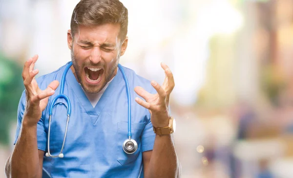 Joven Médico Guapo Enfermero Sobre Fondo Aislado Celebrando Loco Loco — Foto de Stock