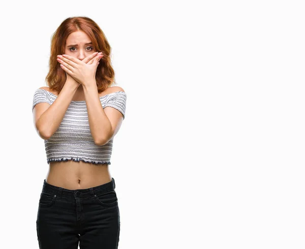 Ung Vacker Kvinna Över Isolerade Bakgrund Chockad Som Täcker Munnen — Stockfoto