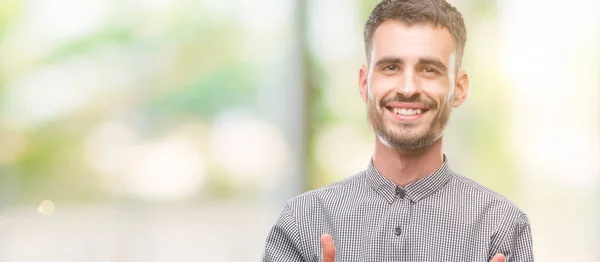 Homem Jovem Hipster Apontando Dedos Para Câmera Com Rosto Feliz — Fotografia de Stock