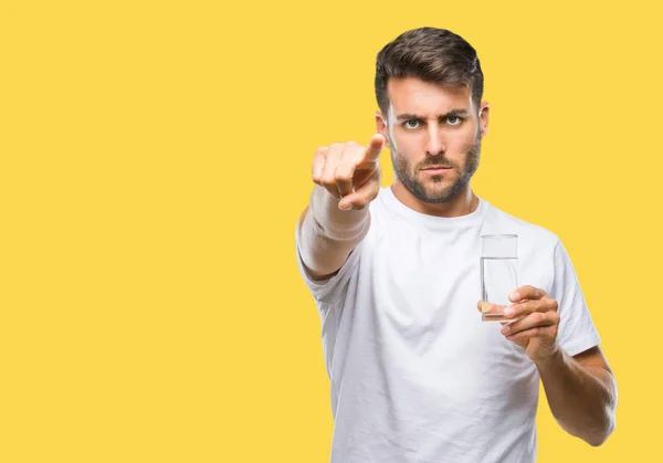 Joven Hombre Guapo Bebiendo Vaso Agua Sobre Fondo Aislado Señalando — Foto de Stock