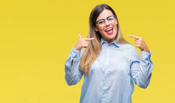 Jovem Mulher Negócios Bonita Usando Óculos Sobre Fundo Isolado Sorrindo — Fotografia de Stock