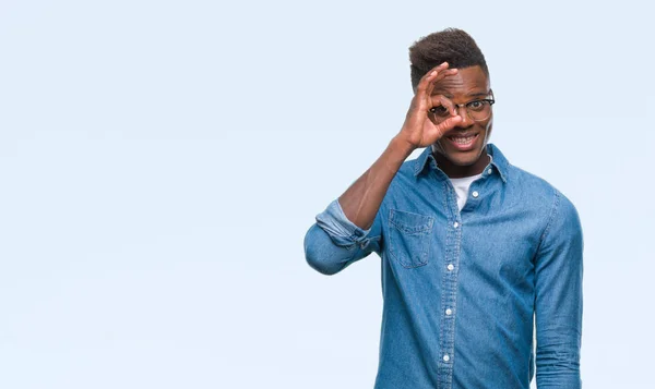 Giovane Uomo Afroamericano Sfondo Isolato Facendo Gesto Con Mano Sorridente — Foto Stock