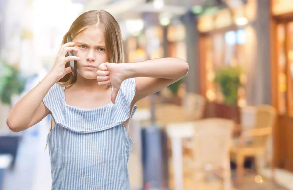 Fiatal Gyönyörű Lány Beszél Telefonon Felett Haragos Arc Negatív Előjellel — Stock Fotó