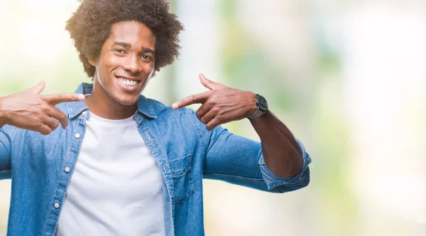 Afro Amerikansk Man Över Isolerade Bakgrund Leende Självsäker Visar Och — Stockfoto