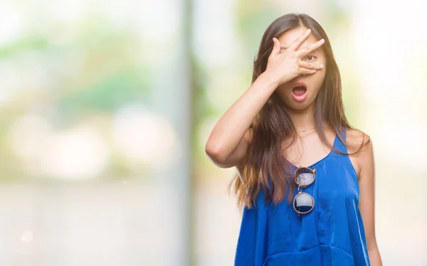 Νεαρά Ασιατικές Γυναίκα Πέρα Από Απομονωμένο Υπόβαθρο Peeking Κατάσταση Σοκ — Φωτογραφία Αρχείου