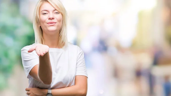 Jonge Mooie Blonde Vrouw Met Witte Shirt Geïsoleerde Achtergrond Kijken — Stockfoto