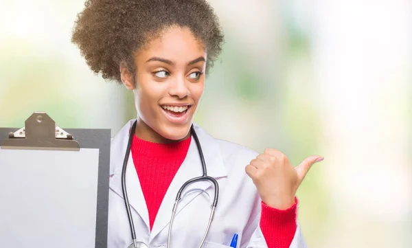 Junge Afroamerikanische Ärztin Hält Klemmbrett Über Isoliertem Hintergrund Und Zeigt — Stockfoto