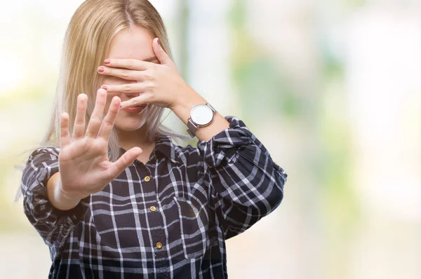 Mujer Rubia Joven Sobre Fondo Aislado Cubriendo Los Ojos Con —  Fotos de Stock