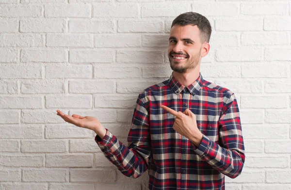 Joven Hombre Adulto Pie Sobre Pared Ladrillo Blanco Sorprendido Sonriendo — Foto de Stock