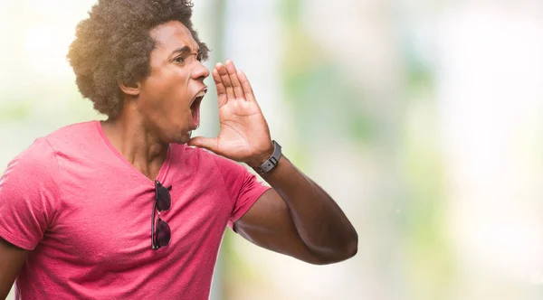 Hombre Afroamericano Sobre Fondo Aislado Gritando Gritando Fuerte Lado Con —  Fotos de Stock