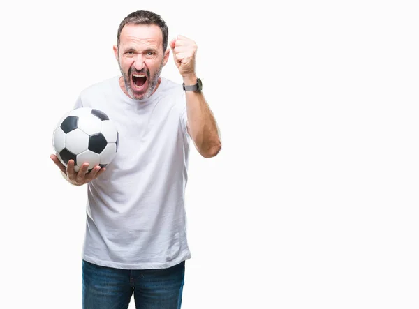 中年白髪年配の男性悩まされて孤立した背景にサッカー ボールのサッカーと狂気と怒り概念の上げられた手で叫んで 怒りと不満の叫びを保持 — ストック写真