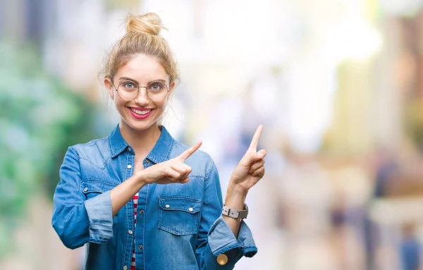 Giovane Bella Donna Bionda Indossa Occhiali Sfondo Isolato Sorridente Guardando — Foto Stock