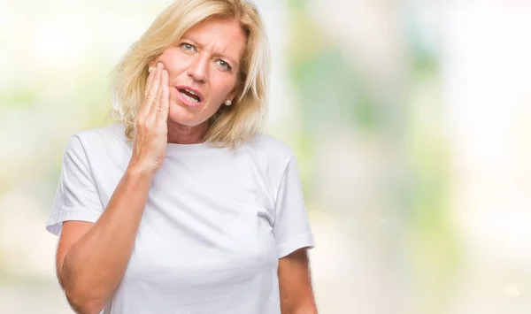 中年金发女子在孤立的背景触摸口与手疼痛表达由于牙痛或牙齿疾病 牙医概念 — 图库照片