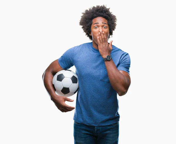 Afroamerikanischer Mann Hält Fußballball Über Isolierten Hintergrunddeckel Mund Mit Hand — Stockfoto