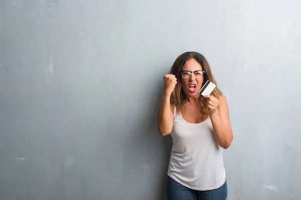 Mujer Hispana Mediana Edad Pie Sobre Pared Grunge Gris Sosteniendo — Foto de Stock