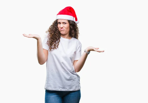 Молодая Брюнетка Рождественской Шляпе Изолированном Фоне Невежественное Запутанное Выражение Лица — стоковое фото