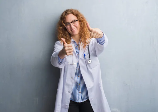 Jovem Mulher Médica Ruiva Sobre Parede Grunge Cinza Vestindo Casaco — Fotografia de Stock