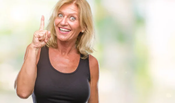 Blonde Frau Mittleren Alters Über Isolierten Hintergrund Mit Erhobenem Zeigefinger — Stockfoto