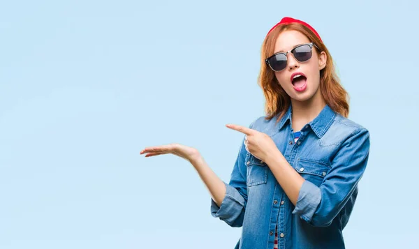 Junge Schöne Frau Über Isoliertem Hintergrund Mit Sonnenbrille Erstaunt Und — Stockfoto