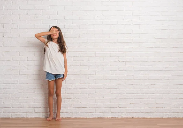 Criança Hispânica Jovem Olhando Sobre Parede Tijolo Branco Sorrindo Rindo — Fotografia de Stock