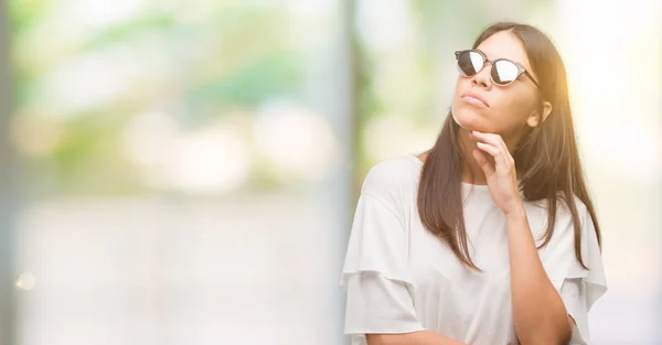 Jeune Belle Hispanique Portant Des Lunettes Soleil Visage Sérieux Penser — Photo