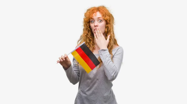 沈黙の中 秘密の概念で怖がっている恐怖の表現 間違いのための恥とショックを受けた手でドイツ カバー口のフラグを保持している赤毛の若い女性 — ストック写真