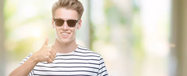 Jonge Knappe Blonde Man Dragen Sunglasess Blij Met Grote Glimlach — Stockfoto