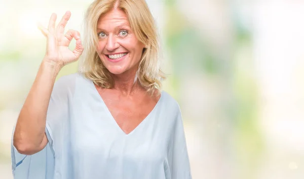Medelålders Blond Affärskvinna Över Isolerade Bakgrund Leende Positiva Gör Tecken — Stockfoto