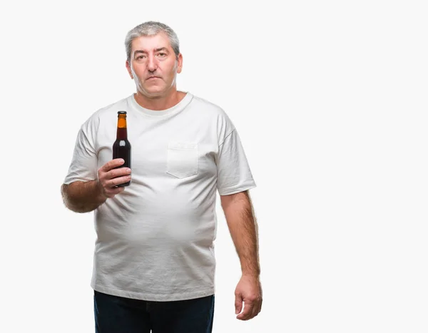 Beau Vieil Homme Buvant Une Bouteille Bière Sur Fond Isolé — Photo