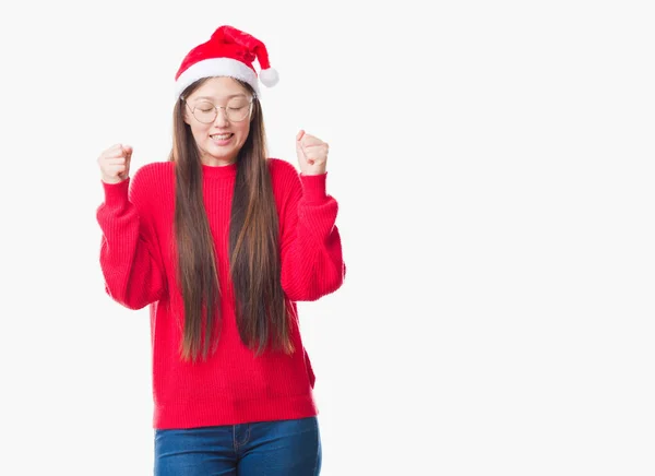Giovane Donna Cinese Sfondo Isolato Indossa Cappello Natale Eccitato Successo — Foto Stock