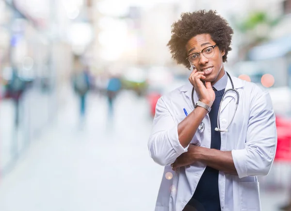 Afroamerikanischer Arzt Mann Mit Isoliertem Hintergrund Denkt Müde Und Gelangweilt — Stockfoto