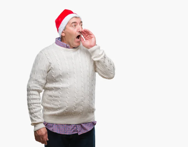Красивий Старший Чоловік Різдвяному Капелюсі Над Ізольованим Фоном Кричить Кричить — стокове фото