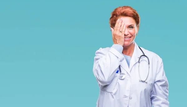 Senior Caucásico Médico Mujer Vistiendo Uniforme Médico Sobre Aislado Fondo — Foto de Stock