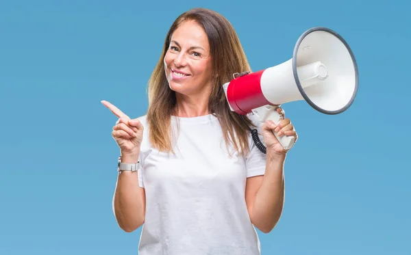 Hispanische Frau Mittleren Alters Brüllt Durch Megafon Vor Isoliertem Hintergrund — Stockfoto