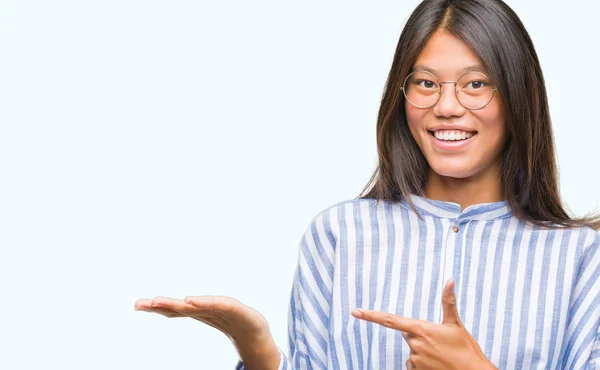 Jovem Mulher Asiática Sobre Fundo Isolado Espantado Sorrindo Para Câmera — Fotografia de Stock