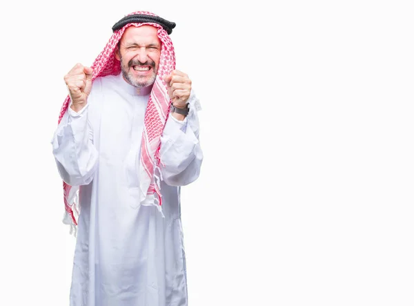 腕の成功のために興奮して孤立した背景にクーフィーヤ身に着けているアラブの年配の男性は 祝う勝利笑顔を発生します 勝者の概念 — ストック写真