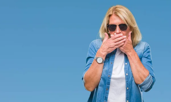 Mujer Rubia Mediana Edad Que Llevaba Gafas Sol Sobre Fondo — Foto de Stock