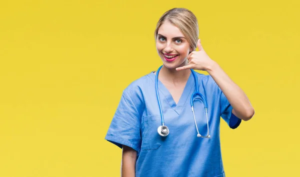 Jonge Mooie Blonde Dokter Chirurg Verpleegkundige Vrouw Geïsoleerde Achtergrond Doen — Stockfoto