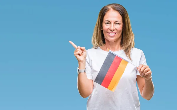 Wanita Hispanik Usia Pertengahan Memegang Bendera Jerman Atas Latar Belakang — Stok Foto