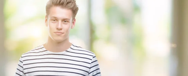 Junger Schöner Blonder Mann Gestreiftem Matrosen Shirt Mit Selbstbewusstem Gesichtsausdruck — Stockfoto