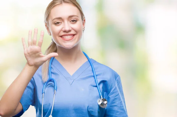 Mladá Blondýna Chirurg Doktor Žena Izolované Pozadí Zobrazení Směřující Nahoru — Stock fotografie