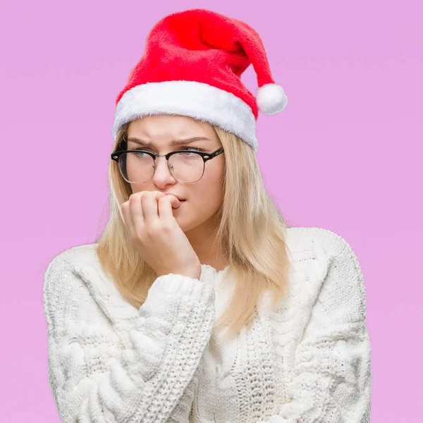 Junge Kaukasische Frau Mit Weihnachtsmütze Vor Isoliertem Hintergrund Sieht Gestresst — Stockfoto