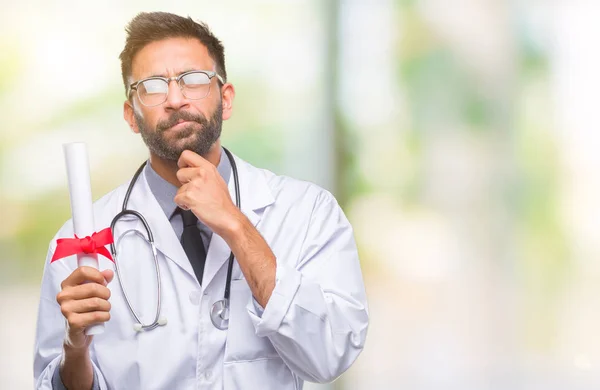 Adulto Hispânico Médico Homem Segurando Grau Sobre Fundo Isolado Rosto — Fotografia de Stock