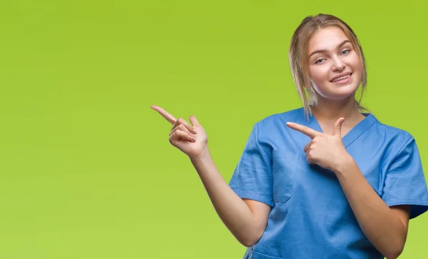 Junge Kaukasische Krankenschwester Chirurgenuniform Vor Isoliertem Hintergrund Lächelnd Und Mit — Stockfoto