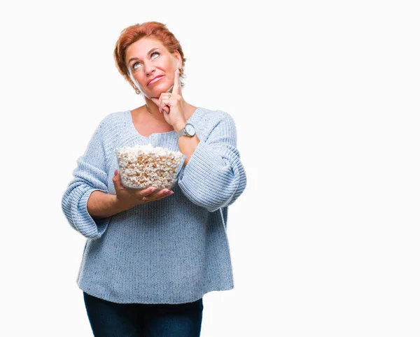 Attractief Senior Kaukasische Roodharige Vrouw Popcorn Eten Geïsoleerde Achtergrond Ernstige — Stockfoto